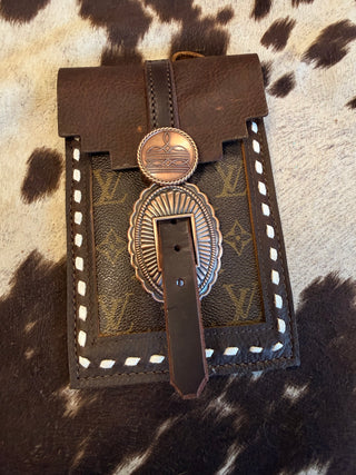 Back cinch saddle cell phone holder