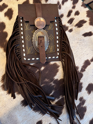 Back cinch saddle cell phone holder