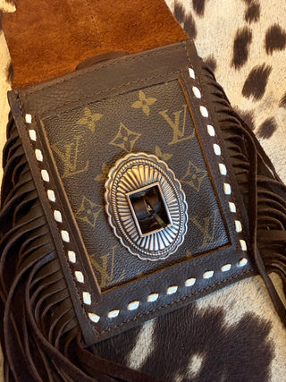 Back cinch saddle cell phone holder