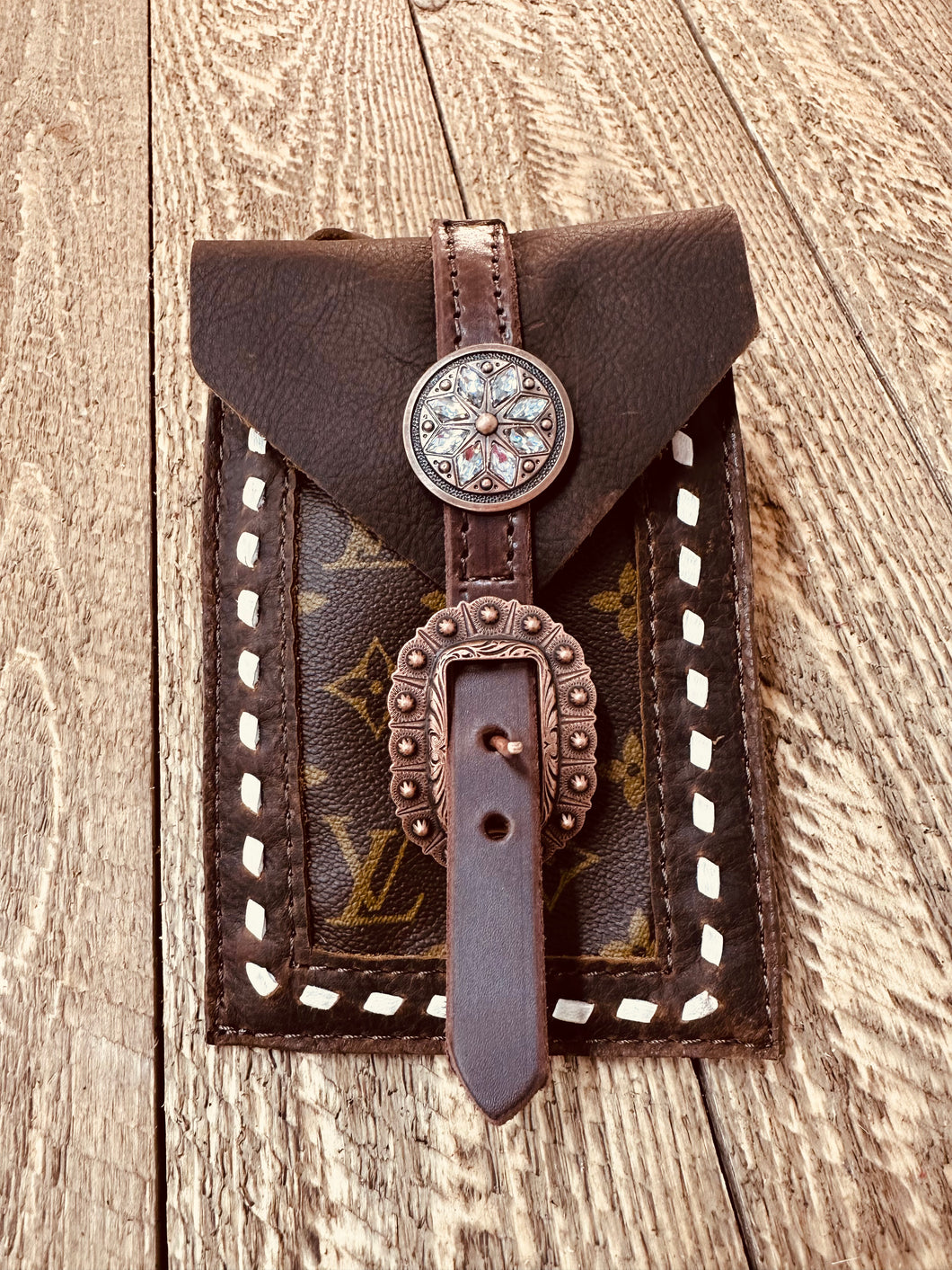 Back cinch saddle cell phone holder