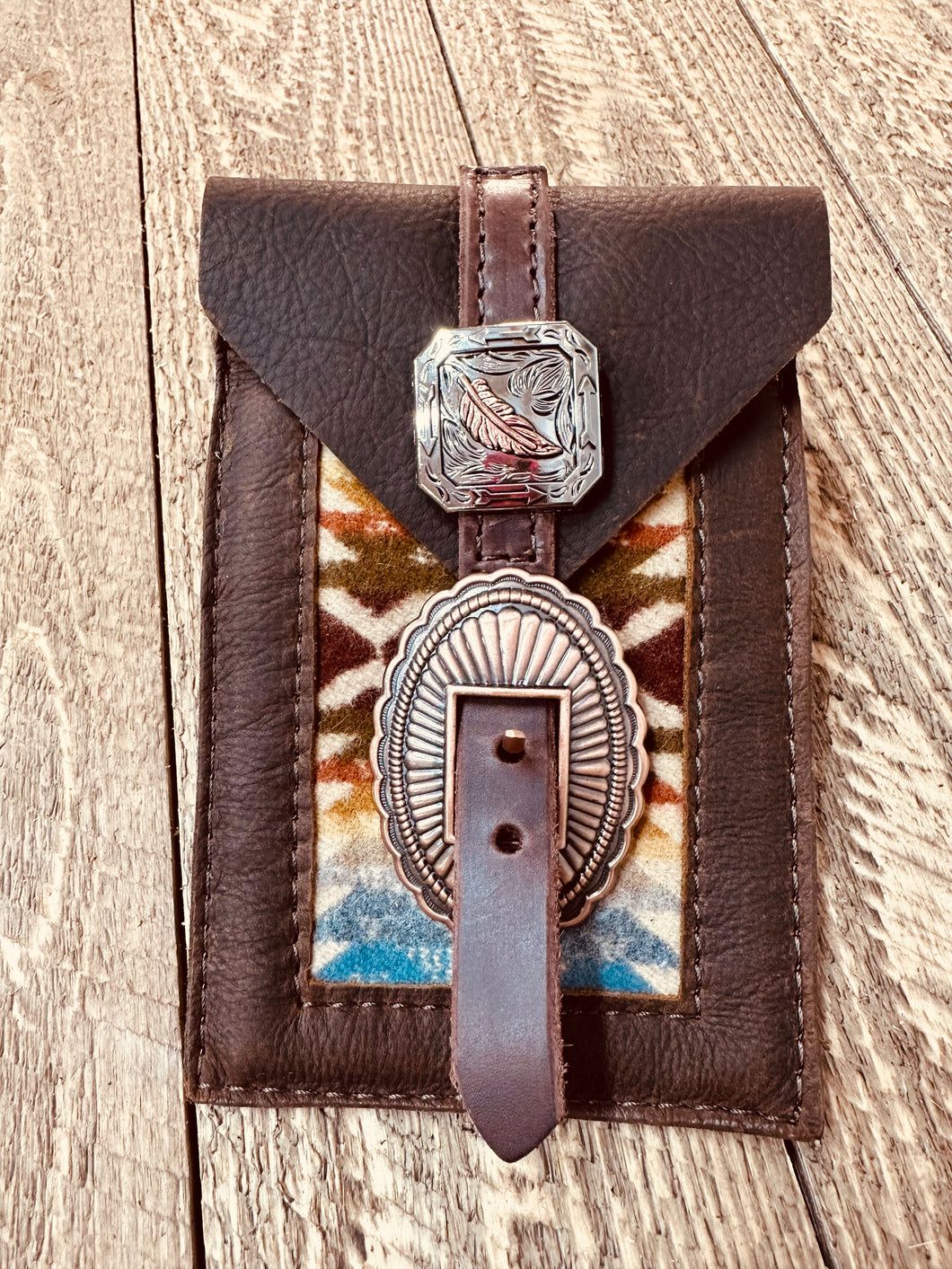 Back cinch saddle cell phone holder